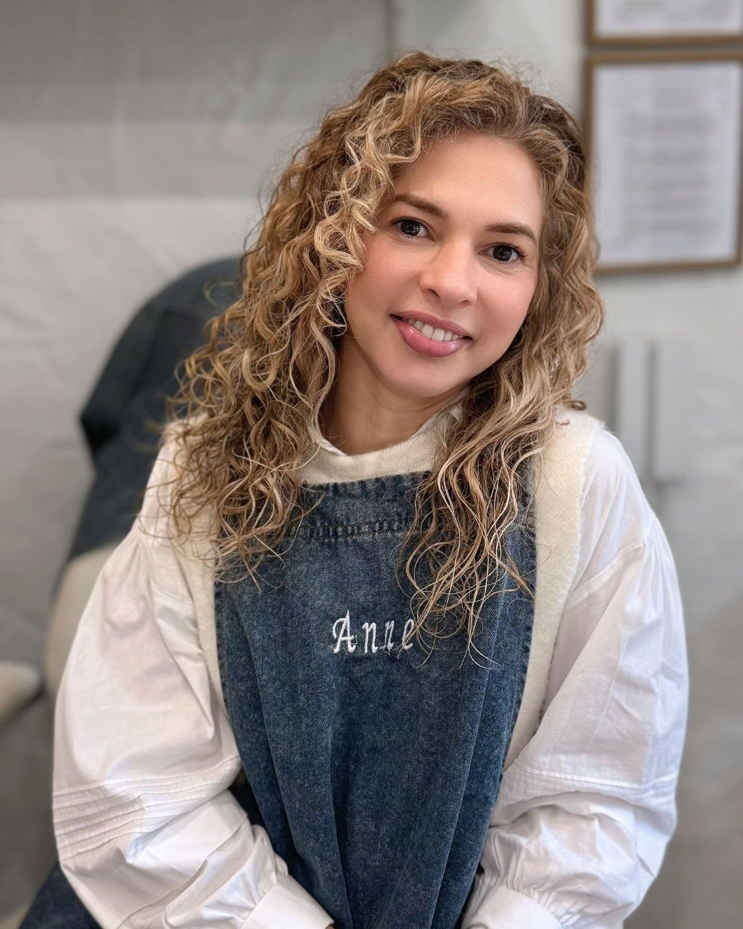 Anne, especialista em manicure e design de sobrancelhas no Indi Beauty Estoril Cascais, profissional de estética e cuidados de beleza.
