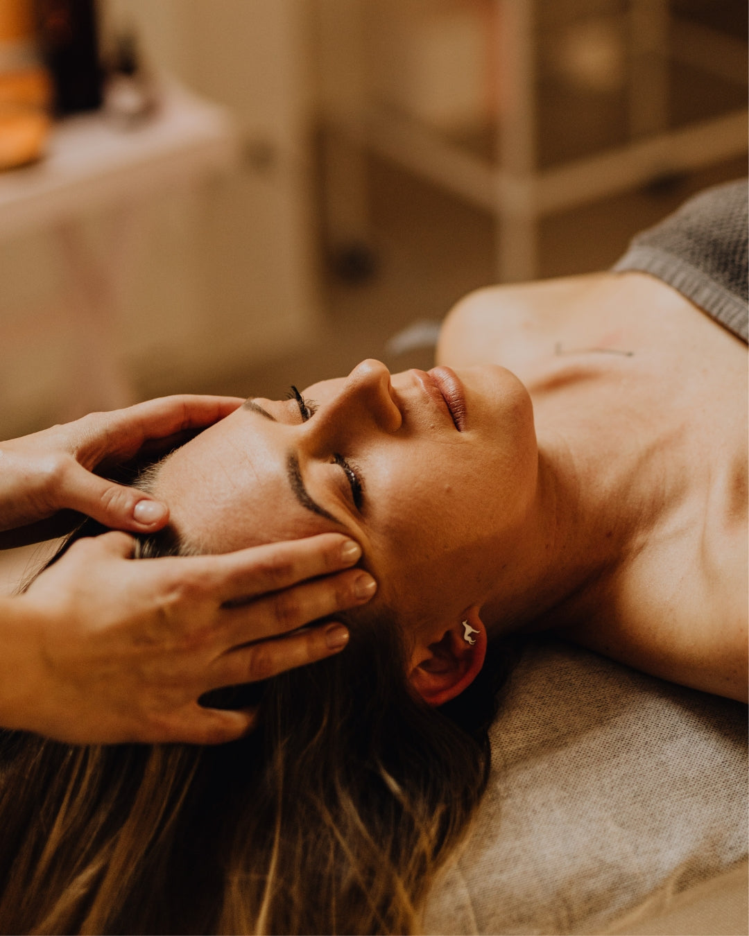 Tratamento facial relaxante no Indi Beauty Estoril, massagem estética profissional que promove rejuvenescimento, relaxamento e pele saudável.