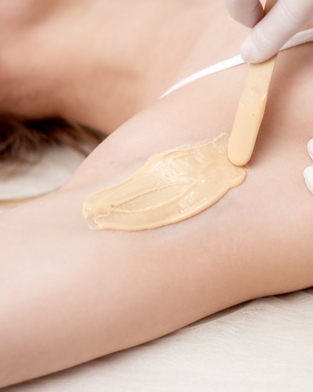 Tratamento de depilação com cera no Indi Beauty Estoril, método profissional para remoção de pelos e pele macia em Cascais.