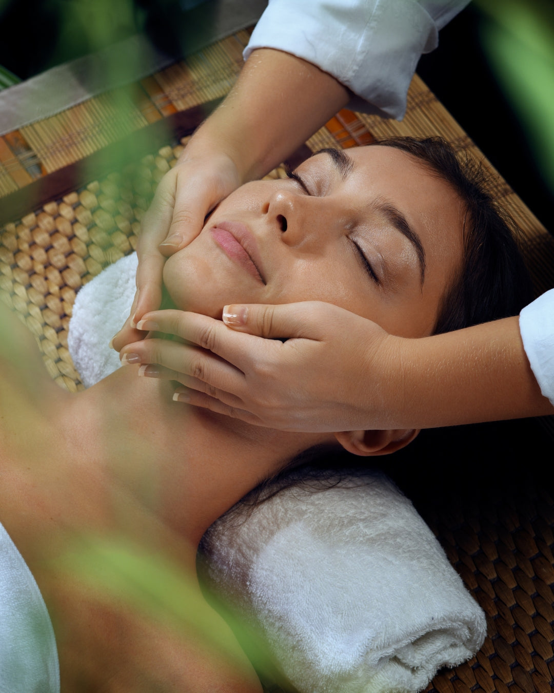 Tratamento facial relaxante no Indi Beauty Cascais com massagem profissional para revitalização, rejuvenescimento e cuidado da pele.